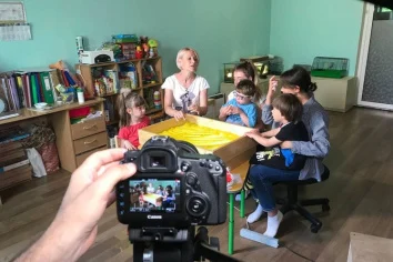 Знімальна група в бібліотеці