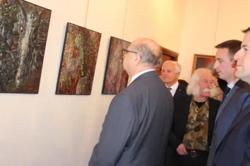 Відвідувачі виставки розглядають картини