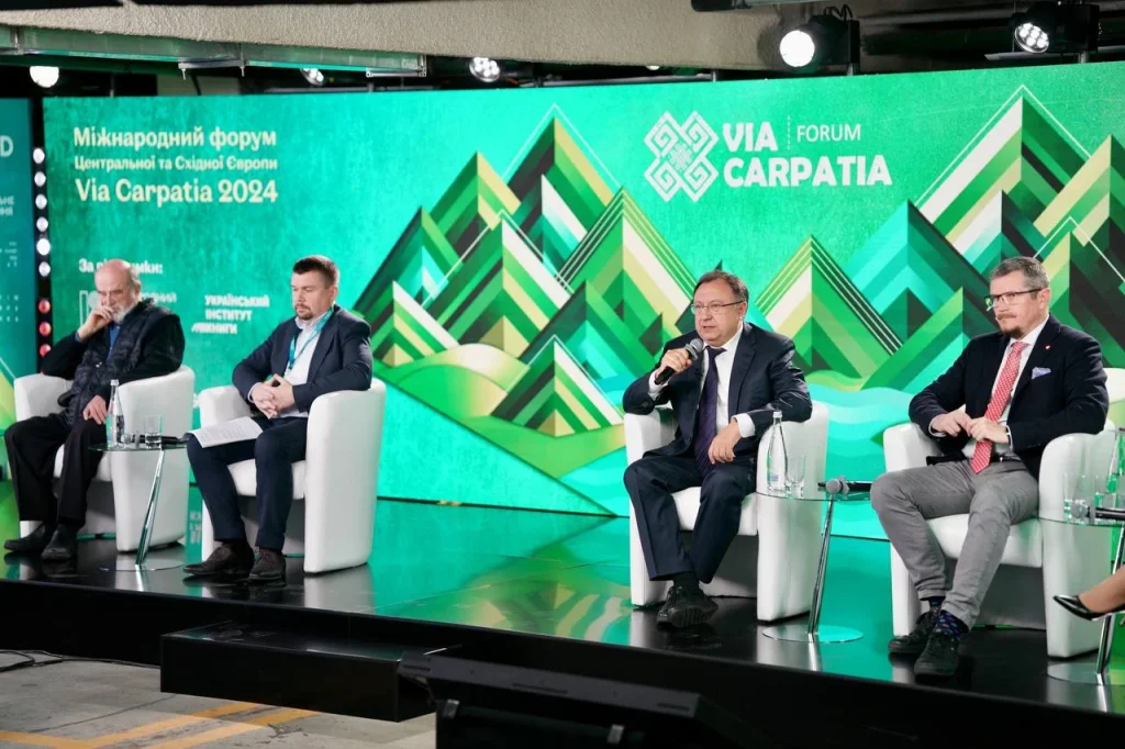 Учасники дискусії на сцені форуму Via Carpatia